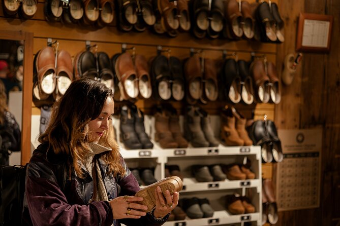 Zaanse Schans and Cheese Tasting Guided Tour from Amsterdam - Crowds, meeting points, and staying with your group